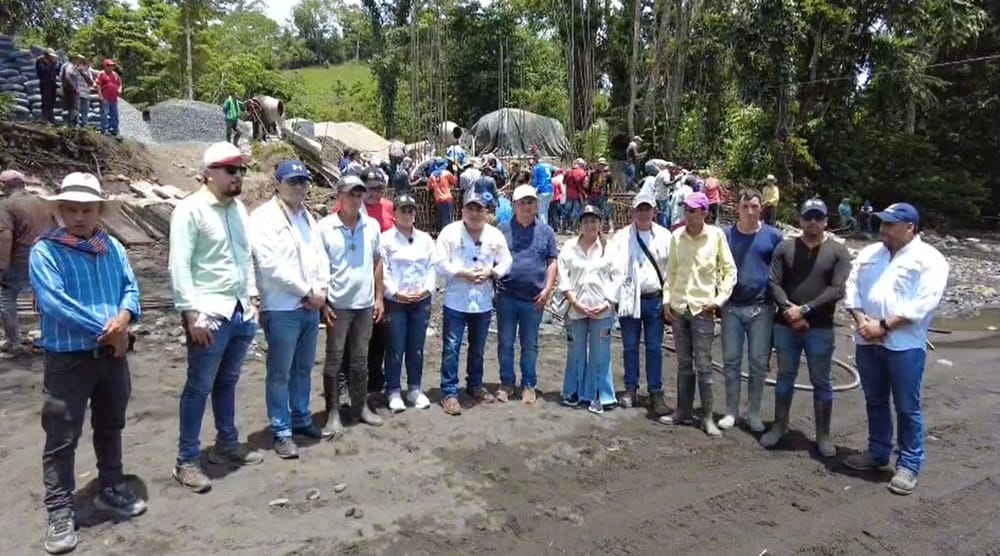 Por fin se le ve forma y futuro al puente sobre el río Quirata con un avance del 75% imagen de la publicación