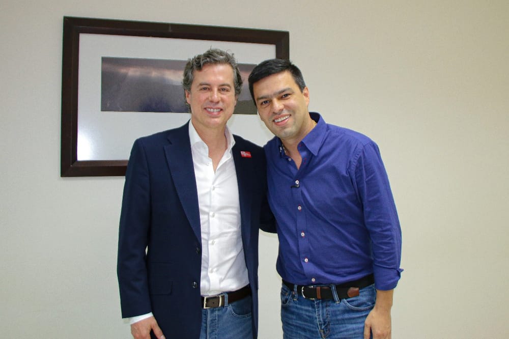 Fabián Oviedo inscribe candidatura a la Alcaldía con aval del Nuevo Liberalismo imagen de la publicación