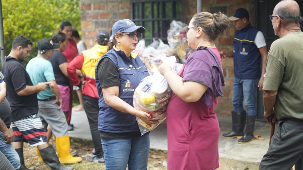 Comunidad recibe ayudas tras fuertes lluvia que causaron derrumbes en Barrancabermeja imagen de la publicación