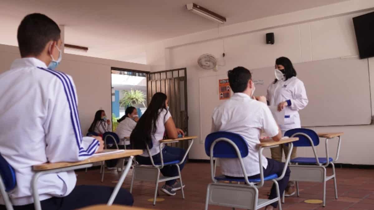 Denuncian presuntas redes de influencia y favorecimientos personales en traslados de maestros en Bucaramanga imagen de la publicación