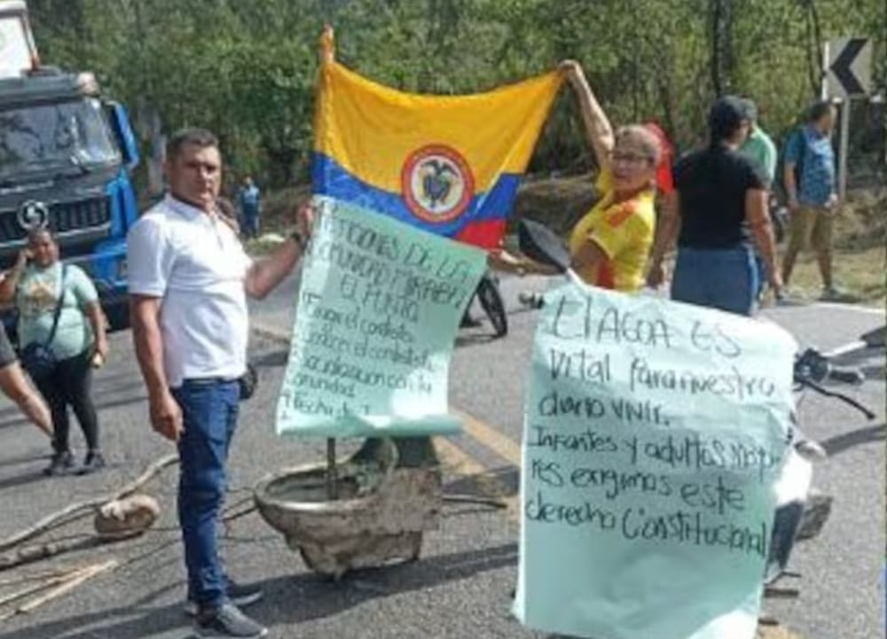 Bloqueada vía a Bucaramanga por falta de agua en Rionegro imagen de la publicación