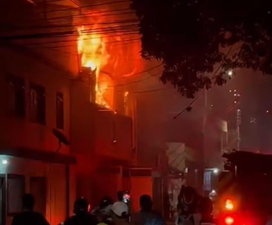 Pánico en el barrio San Miguel de Bucaramanga por incendio en fabrica de calzado imagen de la publicación
