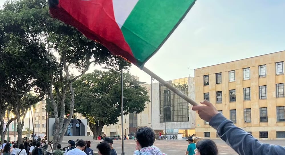 Encapuchados dañaron la fachada de la Alcaldía de Bucaramanga en marcha pro Palestina imagen de la publicación