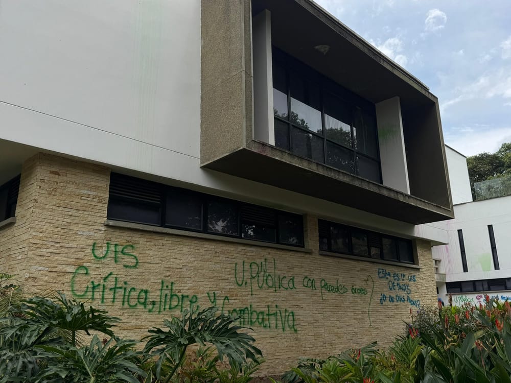 Encapuchados vandalizaron edificio recién inaugurado de la Universidad Industrial de Santander imagen de la publicación