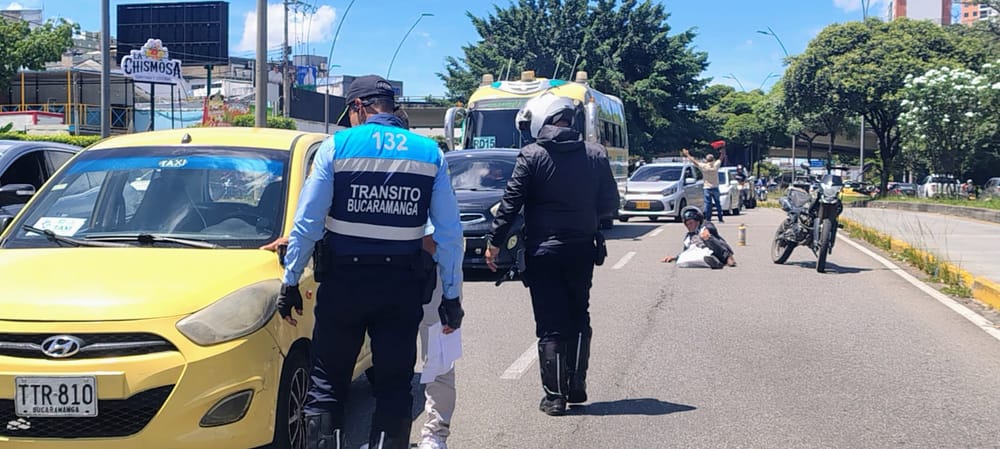 Accidente de tránsito genera congestión vehicular en la Puerta del Sol, Bucaramanga imagen de la publicación
