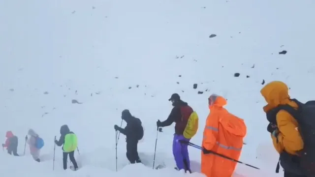 Tormenta de nieve dejó 1000 personas atrapadas en el Everest imagen de la publicación