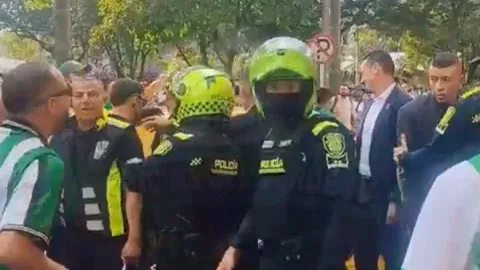 Hinchas de Nacional increparon a Wilmar Roldán a su llegada al Atanasio Girardot imagen de la publicación