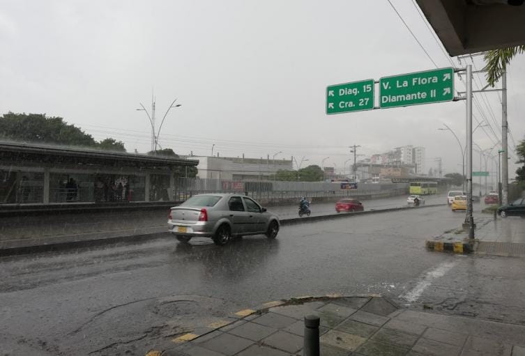 Fuerte aguacero matutino genera múltiples accidentes en Bucaramanga imagen de la publicación
