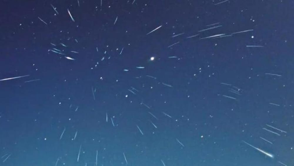 Lluvia de estrellas en el firmamento El fenómeno celeste que  se presenta cada 33 años imagen de la publicación