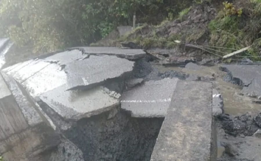 Enorme derrumbe sepultó cerca de tres kilómetros de la Transversal del Carare imagen de la publicación
