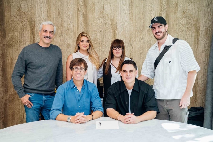 Miguel Bueno firma oficialmente con Sony Music Latin imagen de la publicación