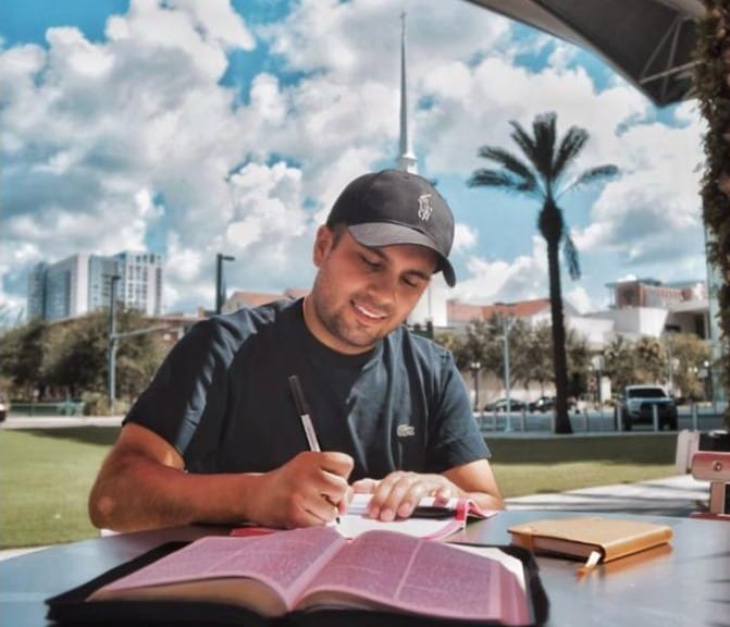 Con 'Devocional 21 días' Francisco José Martínez busca transformar vidas imagen de la publicación