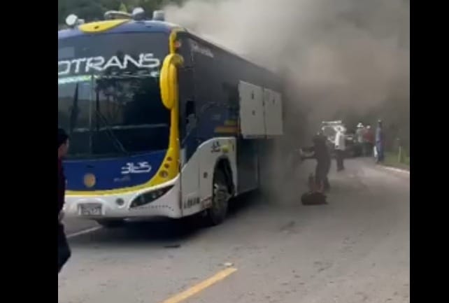 Bus intermunicipal quedó reducido a cenizas en la vía Bucaramanga–Málaga imagen de la publicación