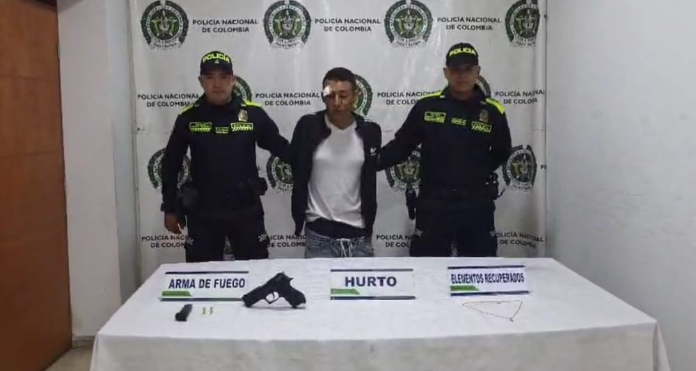 Delincuente fue sorprendido mientras intimidaba a ciudadano con arma de fuego en Bucaramanga imagen de la publicación