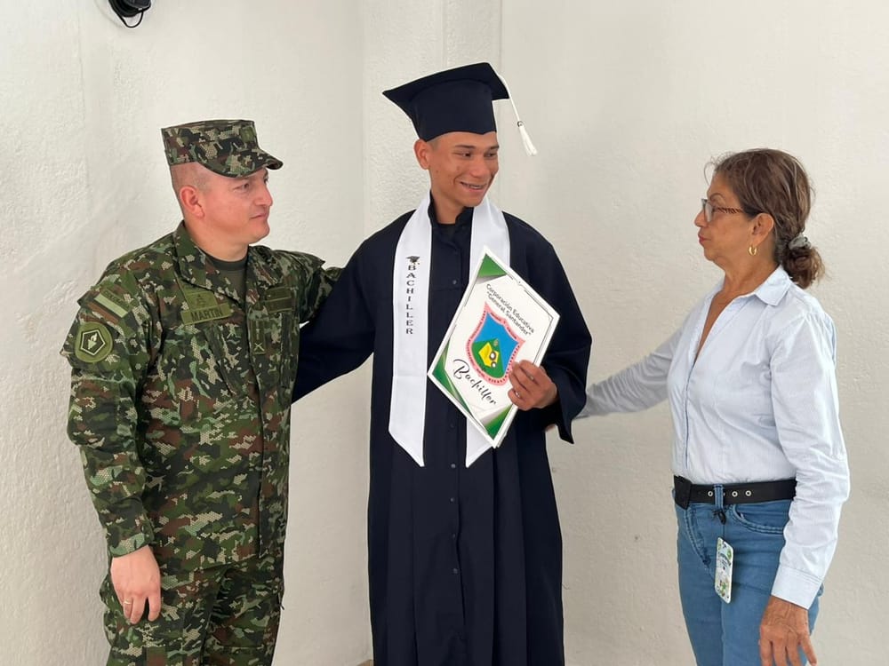 Soldados del Batallón Ricaurte alcanzan su sueño de graduarse como bachilleres durante el servicio militar imagen de la publicación