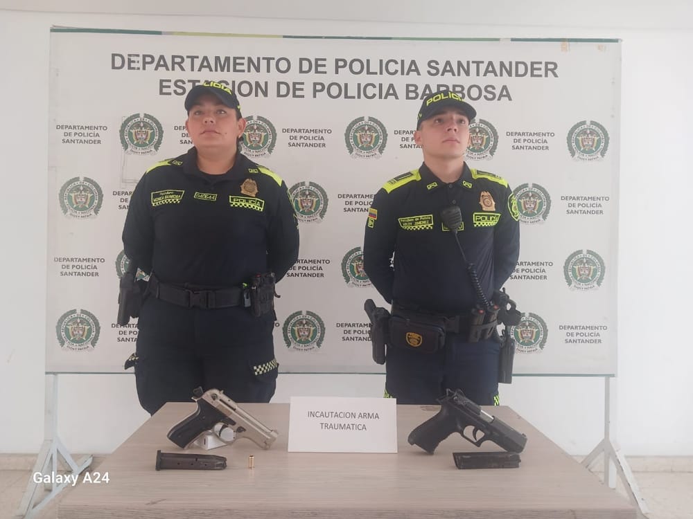 Balacera en la vía: Policía de Santander recupera motocicleta robada en Barbosa y captura a ladrones armados, uno de ellos tenía 15 años imagen de la publicación