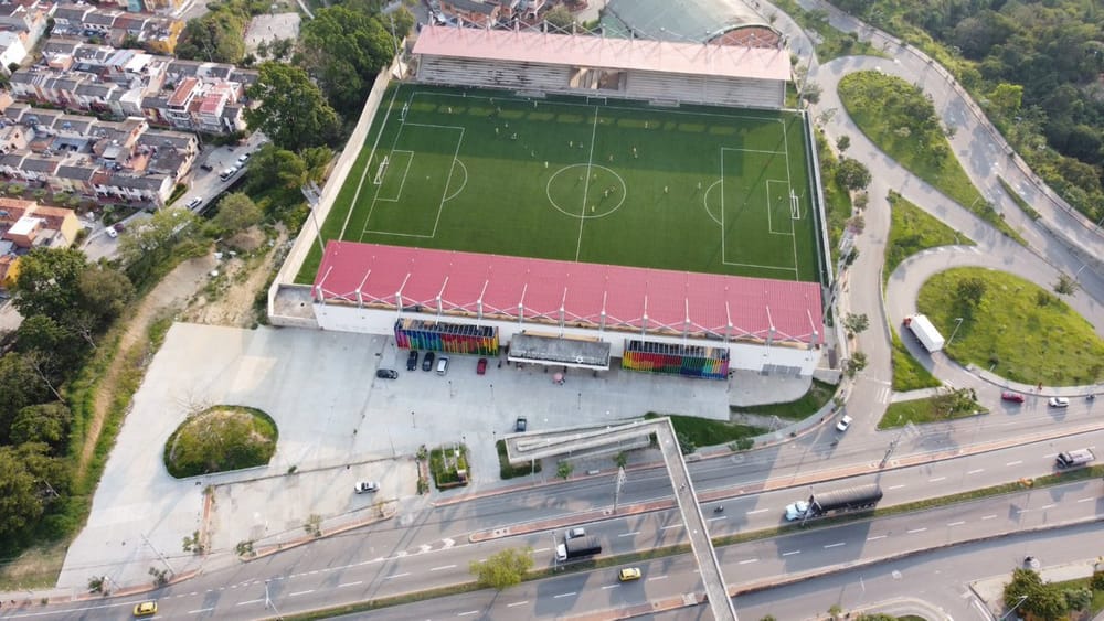 Vehículo se incendió en la grama  del estadio de Piedecuesta imagen de la publicación