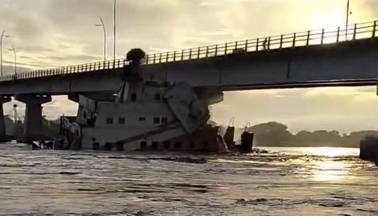 Remolcador chocó contra el puente entre Barranca y Yondó imagen de la publicación