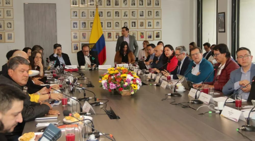 Ajuste del salario mínimo en Colombia quedaría intacto tras reunión de este lunes imagen de la publicación