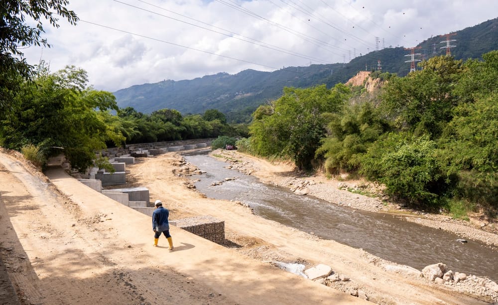 Barrera de concreto para frenar la amenaza del Río de Oro entregó la CDMB imagen de la publicación