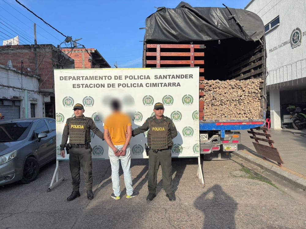 Tres capturados por transportar madera ilegal en vías de Landázuri imagen de la publicación