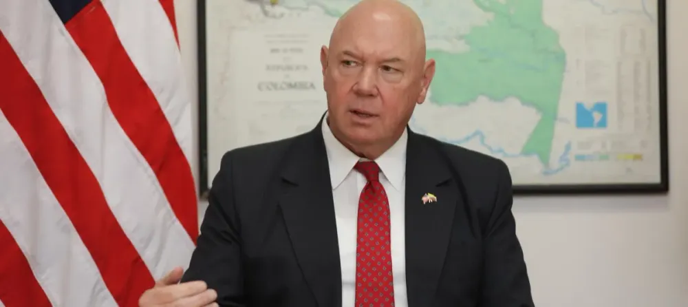 Relevo en la Embajada de EE. UU.  McNamara se va imagen de la publicación