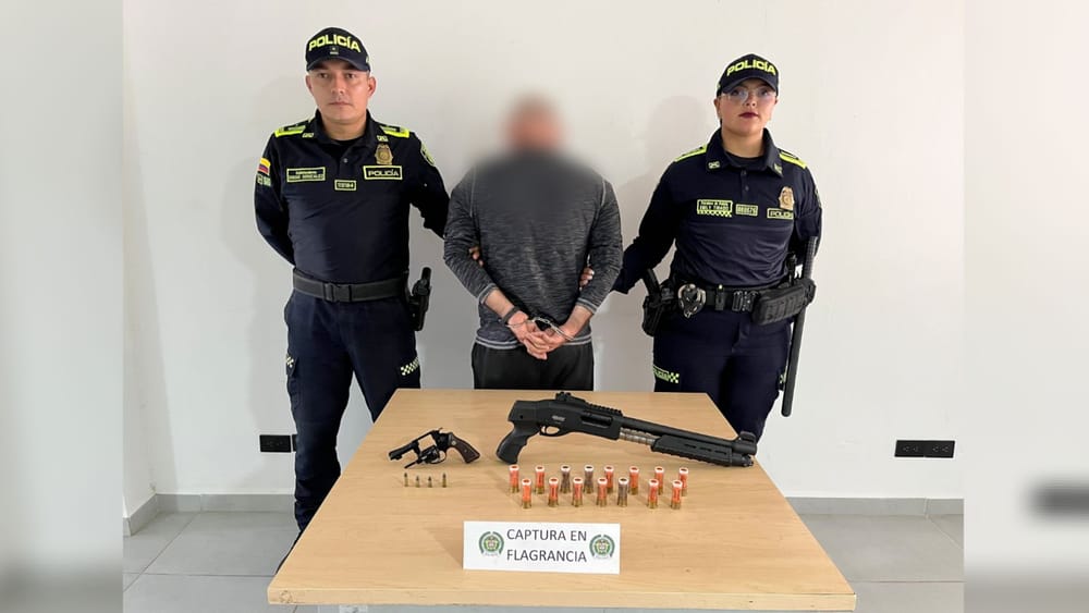 Hombre intentó huir de la policía, pero fue capturado con armas de fuego imagen de la publicación