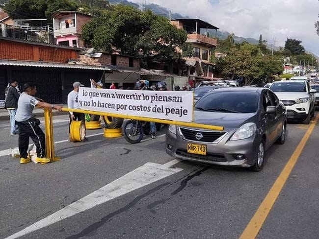 Siguen bloqueados los peajes de Pescadero, Curití, Oiba y Saboyá imagen de la publicación