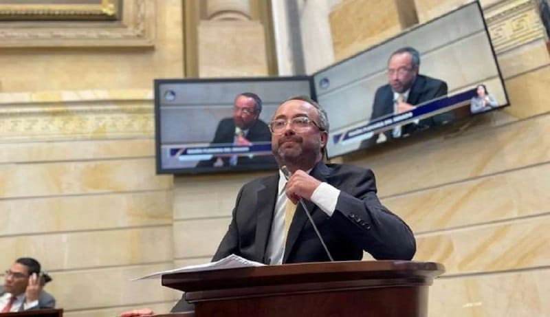Condenado por corrupción pero sentado en el Senado: la polémica presencia de Ciro Ramírez en el Congreso imagen de la publicación