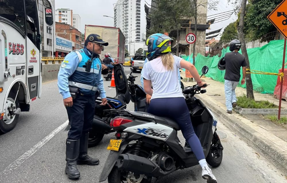 Peligrosas maniobras de motociclistas para esquivar los controles de Transito imagen de la publicación