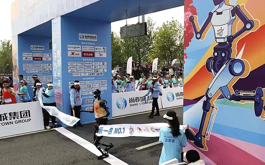 Robot humanoide gana  1/2 maratón y supera récord mundial imagen de la publicación