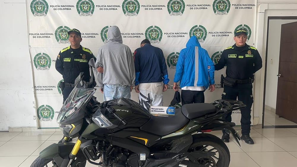 Caída de presuntos ladrones y recuperación exprés de motocicleta en Bucaramanga imagen de la publicación