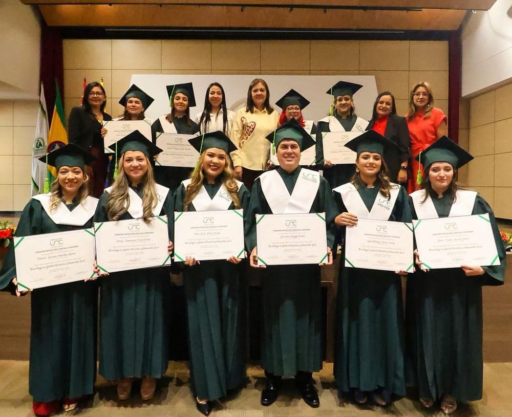 Celebración de grados en la Fundación Universitaria Comfenalco Santander imagen de la publicación