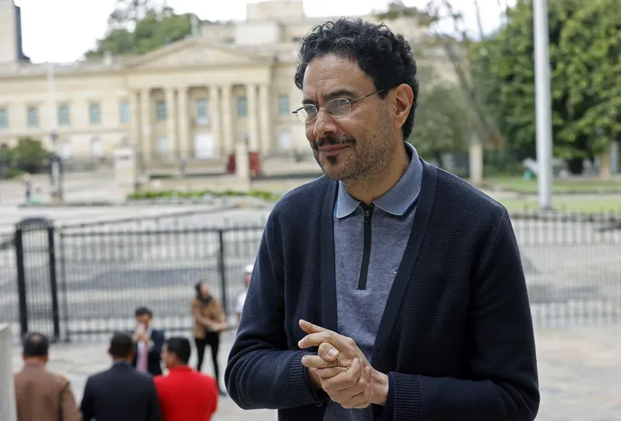 Iván Cepeda estaría proponiendo un “acuerdo nacional” para terminar gobernando con súperpoderes al estilo Hugo Chávez ¿Será verdad? imagen de la publicación