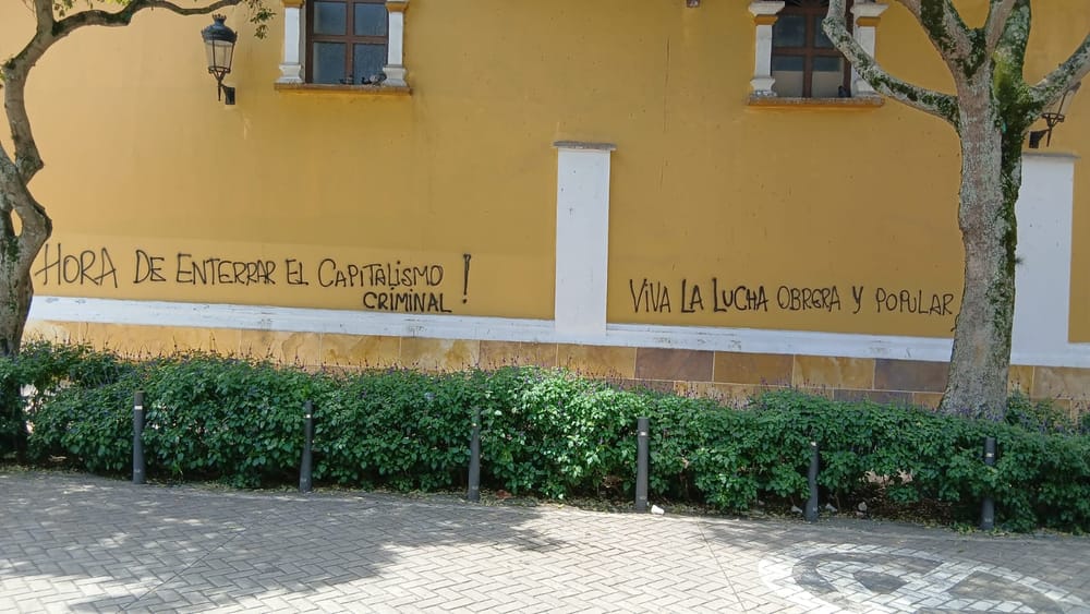 Garabatearon la icónica Iglesia de San Laureano en la marcha del 1 de Mayo imagen de la publicación