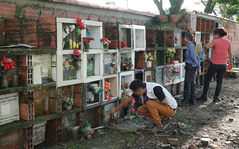 'Escarban' en el cementerio de Suratá para buscar víctimas del conflicto en Santander imagen de la publicación