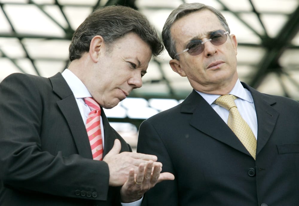 ¿A quién le cree usted en este nuevo round entre Uribe y Santos? imagen de la publicación