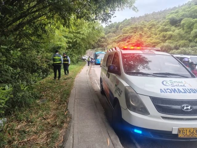 Maniobra prohibida terminó en tragedia: motociclista cayó a un abismo en la autopista a Floridablanca imagen de la publicación