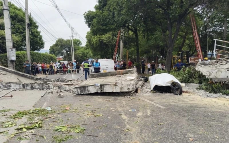 Tragedia en Girón: puente peatonal colapsó tras choque de tractomula y dejó un muerto y dos heridos imagen de la publicación