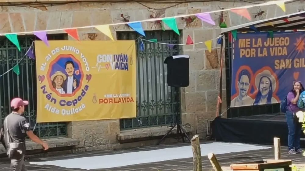 Investigan participación política en la Alcaldía de San Gil: montaron descarada vitrina de Iván Cepeda en la sede municipal imagen de la publicación