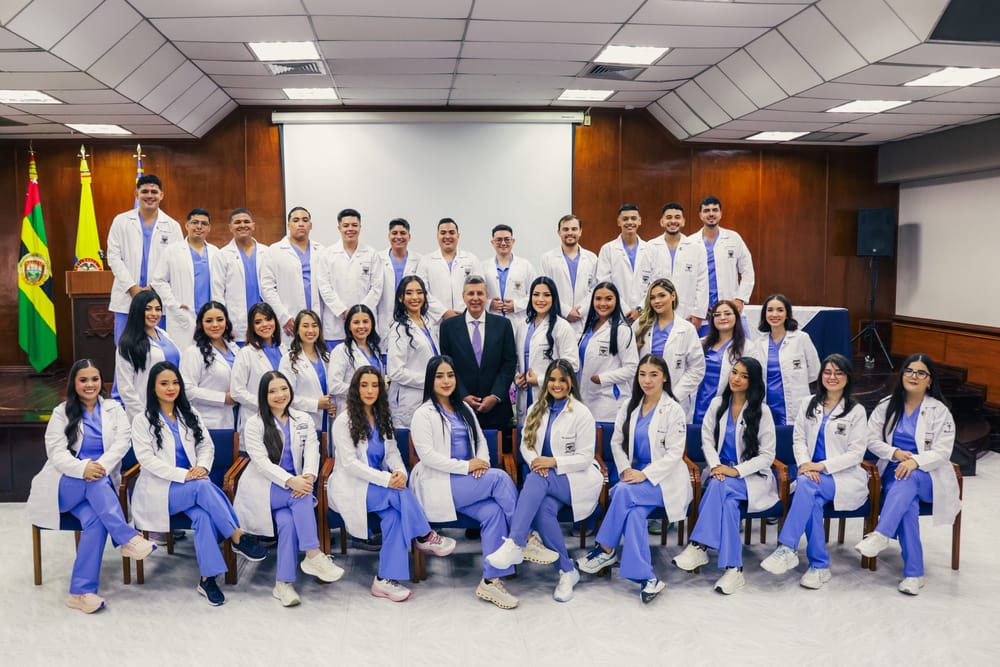 Imposición de Bata a estudiantes de Medicina UDES imagen de la publicación