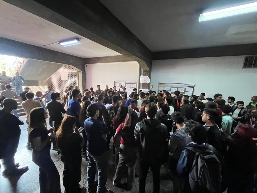 Estudiantes de la UCV protestaron contra visita del hijo de Nicolás Maduro a la universidad imagen de la publicación