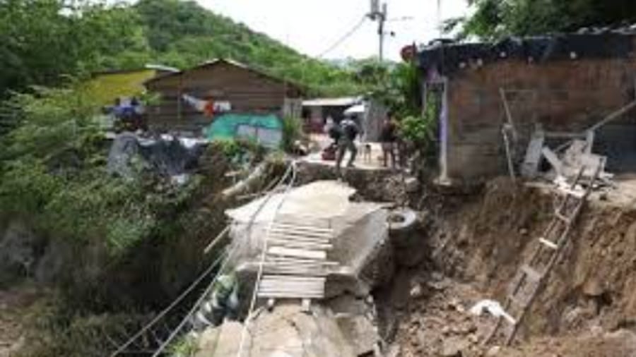 Asentamiento Nueva Esperanza II de Bucaramanga enfrentan en alto riesgo por derrumbe de una vía imagen de la publicación