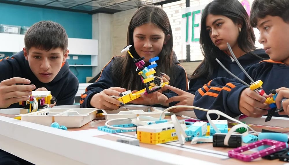 Estudiantes del Colegio Aspaen Cantillana de Piedecuesta con triple titulación internacional imagen de la publicación
