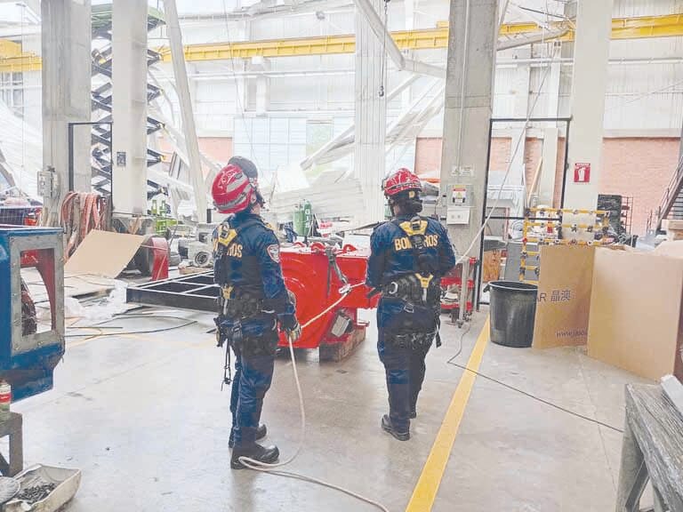 Tres heridos al colapsar  techo de bodega en Girón imagen de la publicación