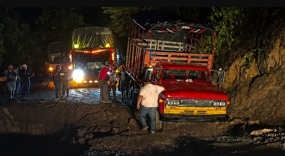Varias emergencias viales por lluvias en Santander imagen de la publicación