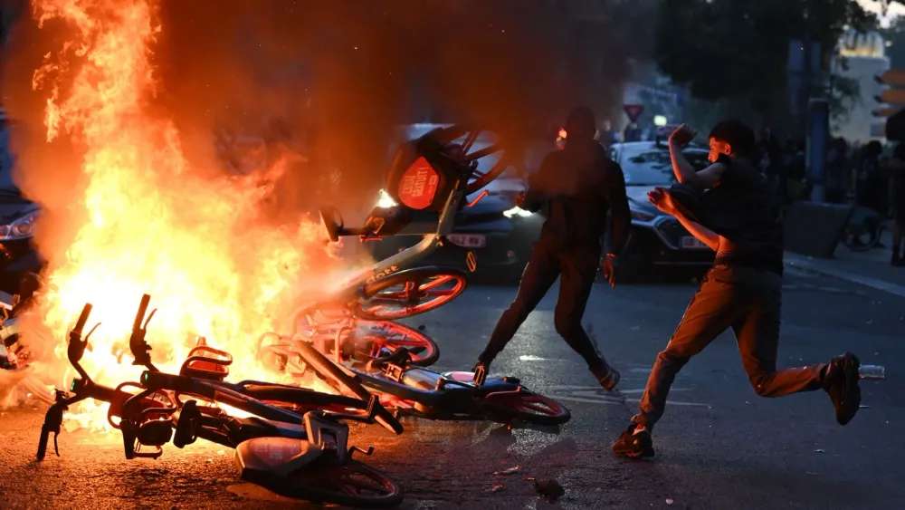 Casi 900 detenidos y 178 policías heridos tras los festejos del PSG en Francia imagen de la publicación