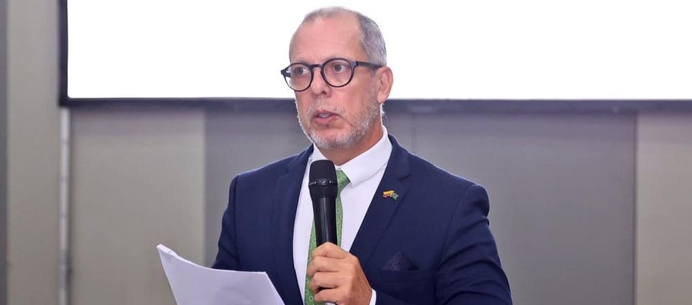 Procuraduría suspende al embajador Alfredo Saade por presunta participación en política imagen de la publicación
