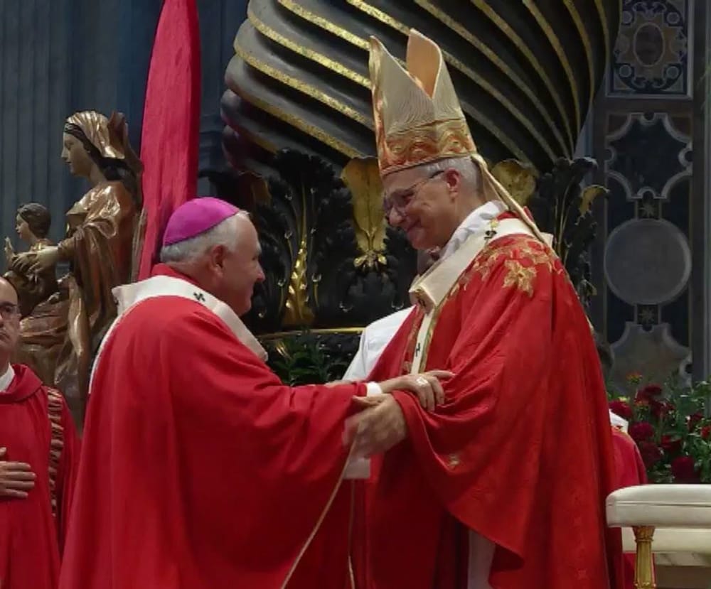 Entrega del Palio Arzobispal a monseñor Campos Flórez imagen de la publicación