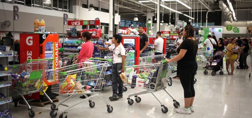 Aranceles: La decisión económica que terminará sintiéndose en la caja del supermercado imagen de la publicación